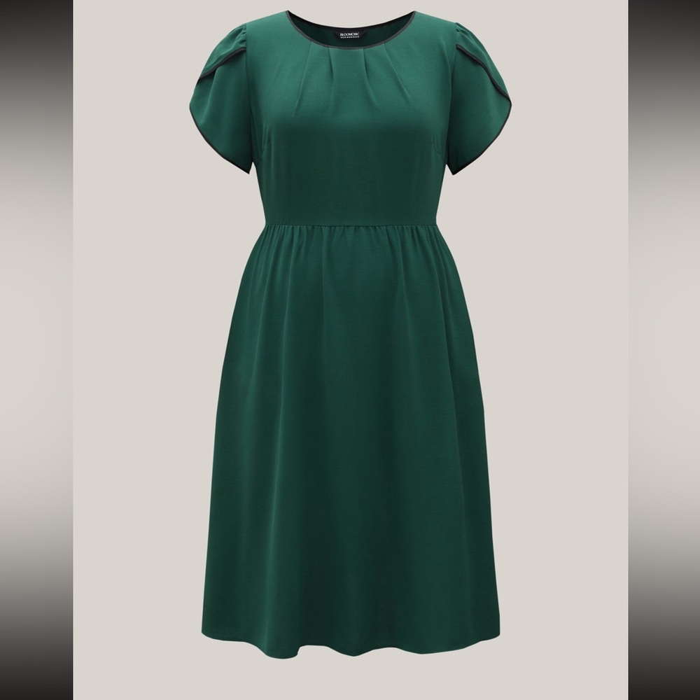 Petal sleeve green dress with pleated pockets